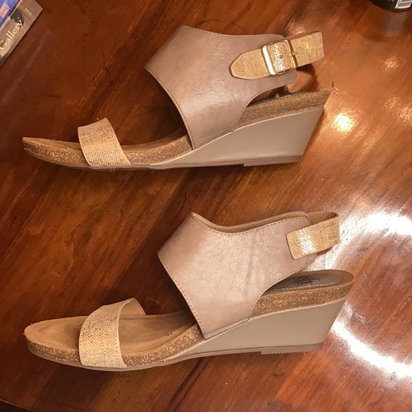 Sofft Tan and Rose gold Leather Wedge Sandals - Picture 7 of 13